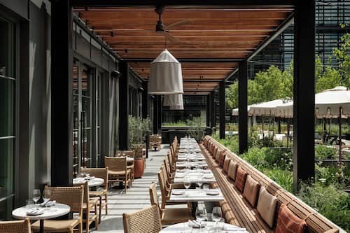 2 restaurantes; se sirven desayunos, comidas, cenas y brunch