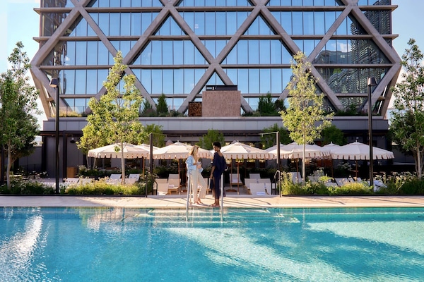 Piscine extérieure (ouverte en saison), chaises longues