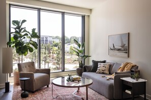 تلفزيون ذكي بحجم 43-بوصة يعرض قنوات تلفزيونية رقمية، وحدة شحن آي بود