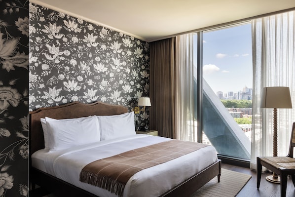 أغطية فراش متميزة وميني بار وخزنة داخل الغرفة وستائر تعتيم