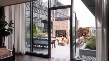 Habitación, 1 cama de matrimonio grande, terraza (Fireplace) | Ropa de cama de alta calidad, minibar, caja fuerte y cortinas opacas