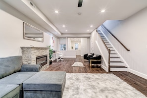 Interior - Contemporary, Cozy, & Convenient in Old Town Alexandria (Alexandria)