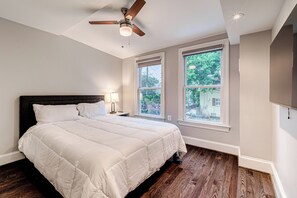 3 室のベッドルーム、デスク、旅行用ベビーベッド、WiFi