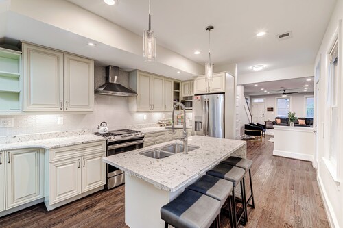 Contemporary, Cozy, & Convenient in Old Town Alexandria