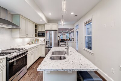 Contemporary, Cozy, & Convenient in Old Town Alexandria