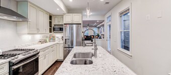 Contemporary, Cozy, & Convenient in Old Town Alexandria
