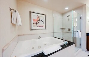 Hårføner, håndklær, såpe og toalettpapir