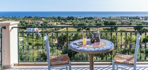 Outdoor dining - Liogerma Art Deco Villa - 5 min drive to Lassi and Argostoli (Svoronata)