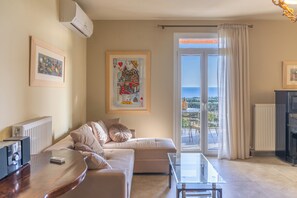 TV, fireplace, table football - Liogerma Art Deco Villa - 5 min drive to Lassi and Argostoli (Svoronata)