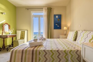 4 chambres, bureau, fer et planche à repasser, lit de bébé portatif