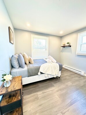 4 bedrooms, desk, WiFi, bed sheets