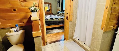Regadera, secadora de cabello, toallas, papel de baño