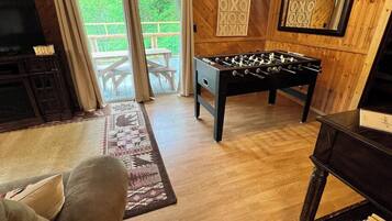 Televisión, chimenea, reproductor de DVD y futbolito