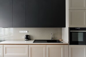 Kjøleskap, mikrobølgeovn, ovn og kokeplater