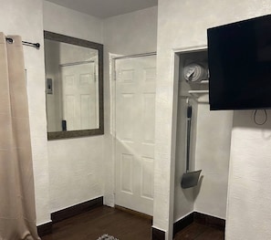 Interior - Beautifully staged this bungalow style short term rental is perfect for you (Daytona Beach)