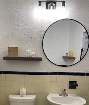 Bathroom - Beautifully staged this bungalow style short term rental is perfect for you (Daytona Beach)