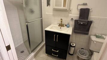 SĂšche-cheveux, serviettes fournies, savon, papier toilette