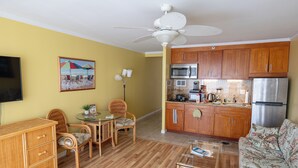 A compact living space with a dining area, kitchen, and seating area. - 💎LOCATION💎 5min to 🏄‍♀️🏊‍♀️🐠🦈🌸 free parking 🚙🅿️, fast WIFI💻 🌺F15A07🌺 (Honolulu)
