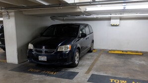 A parking garage with a Dodge minivan parked in a designated tow-away zone. - 💎LOCATION💎 5min to 🏄‍♀️🏊‍♀️🐠🦈🌸 free parking 🚙🅿️, fast WIFI💻 🌺F15A07🌺 (Honolulu)