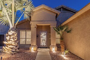 Exterior detail - AMAZING: 50+ 7 Day Min, Pvt Htd POOL, Putt Green, Pool Table, Hikers/Bikers/Golfers Oasis (Glendale)