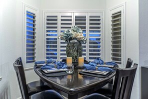 Dining - AMAZING: 50+ 7 Day Min, Pvt Htd POOL, Putt Green, Pool Table, Hikers/Bikers/Golfers Oasis (Glendale)