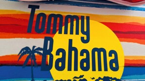 A vibrant painting with the text "Tommy Bahama" prominently displayed. - 407 ❤️LOCATION❤️ 5min to 🏄♀️🏊♀️🐠🦈🌸 free parking 🚙🅿️, fast WIFI💻 (Honolulu)
