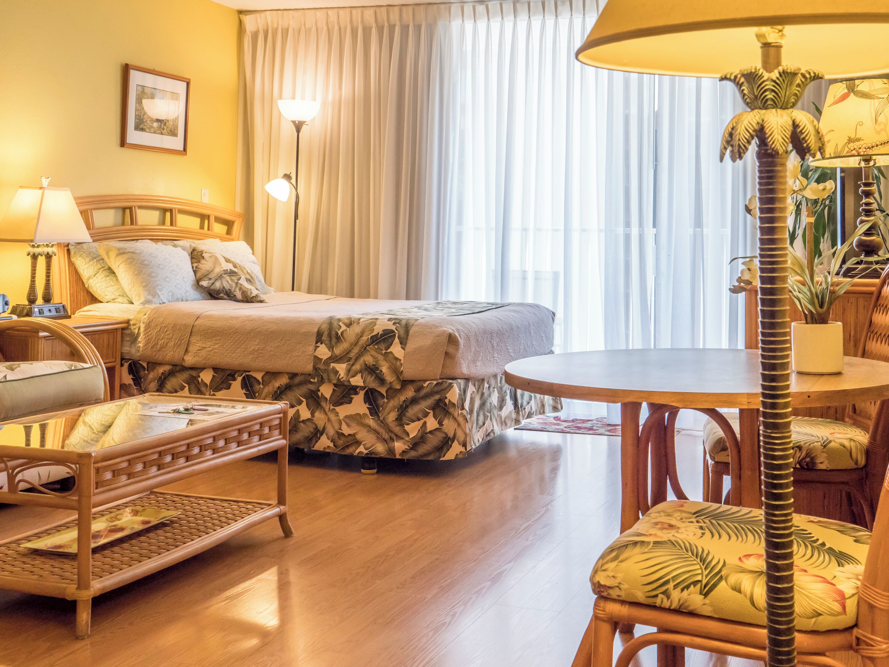 Tabla de planchar con plancha, cuna de viaje, wifi gratis y ropa de cama