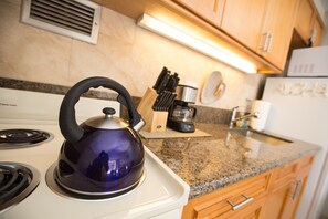 Fridge, microwave, oven, coffee/tea maker - 💎PERFECT STUDIOS💎 5min to 🏄‍♀️🏊‍♀️🏖🐠🐋🦈FREE 🚙🅿️ 250mbps+💻-FREE PARKING (Honolulu)