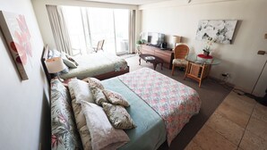 A hotel room with two beds, a TV, a desk, and a chair. - free parking 🚙🅿  ️, fast WIFI💻 🌺2007🌺 (Honolulu)
