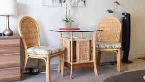 A room with two wicker chairs, a small round table, a lamp, and a plant on the table. - free parking 🚙🅿️, fast WIFI💻 🌺2007🌺 (Honolulu)