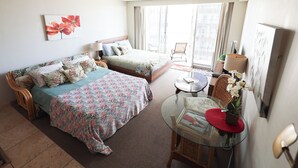 A hotel room with two beds, a small table with a lamp, a chair, and a balcony with a view. - free parking 🚙🅿️, fast WIFI💻 🌺2007🌺 (Honolulu)