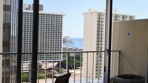 A balcony with a view of a high-rise building and the ocean. - free parking 🚙🅿️, fast WIFI💻 🌺2007🌺 (Honolulu)