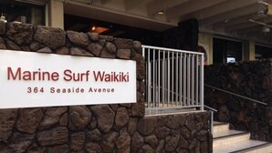 A stone wall with a sign for Marine Surf Waikiki at 364 Seaside Avenue. - ❤️AWESOME STUDIOS❤️ 5min to 🏄‍♀️🏊‍♀️🏖🐠🐋🦈FREE 🚙🅿️ 250mbps+💻-FREE PARKING (Honolulu)