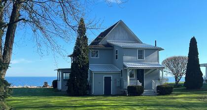Cottage on Lake Ontario with extra charm and character!