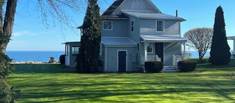 Cottage on Lake Ontario with extra charm and character!