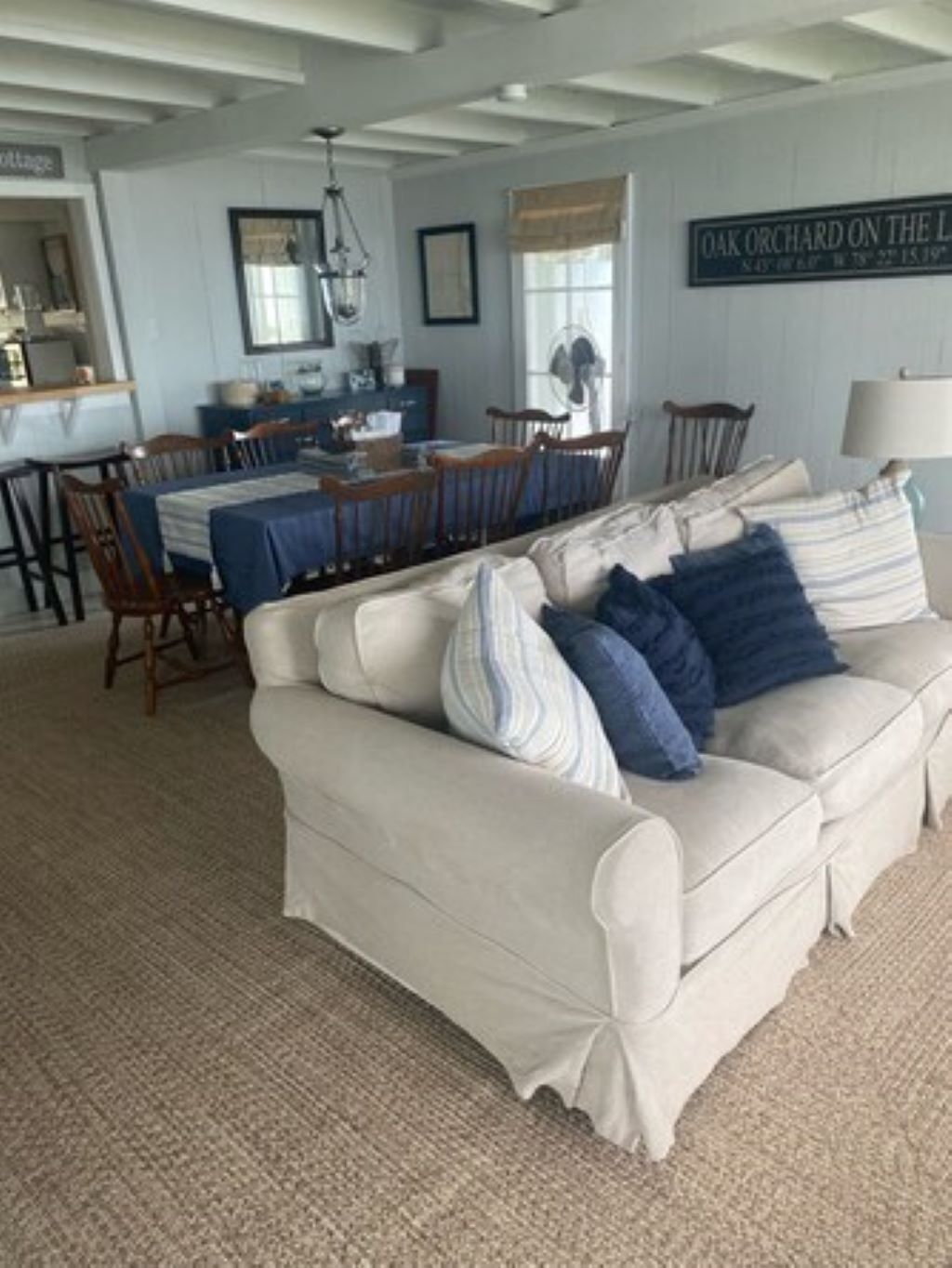 Smart-tv, eldstad och böcker