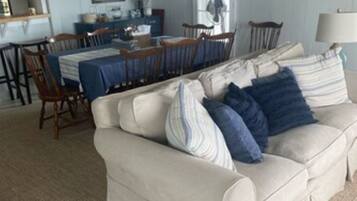 TV connectée, cheminée, livres