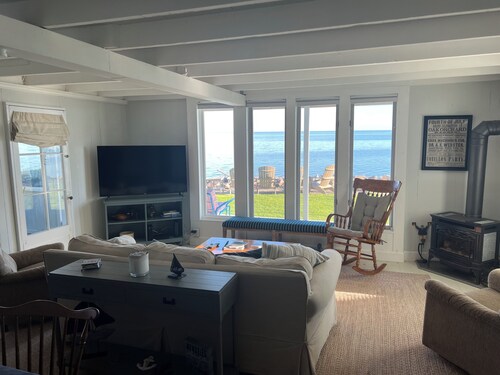 Cottage on Lake Ontario with extra charm and character!