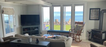 Cottage on Lake Ontario with extra charm and character!