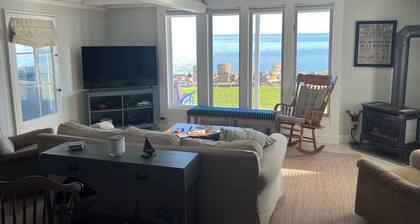 Cottage on Lake Ontario with extra charm and character!