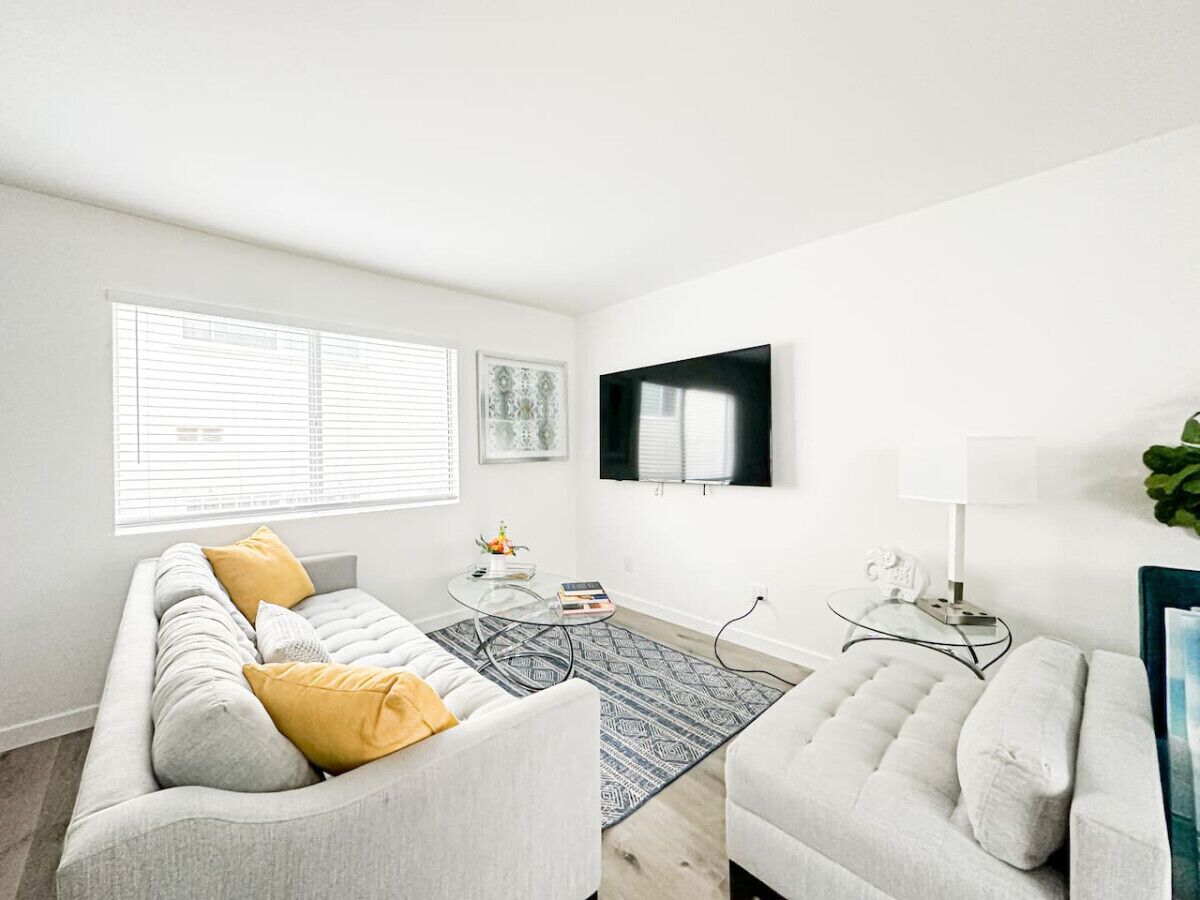 Dual-Level Delight 2BR in Hollywood - BR4-BEV