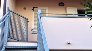 Una escala amb baranes metàl·liques que condueix a l'entrada d'un edifici.