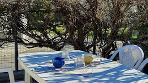 Una mesa con un posavasos, un plato azul y una taza amarilla.