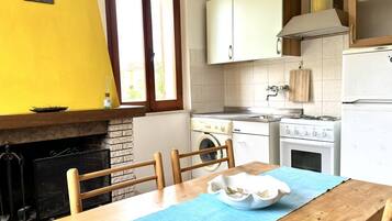 Frigorifero, forno, tavolo da pranzo