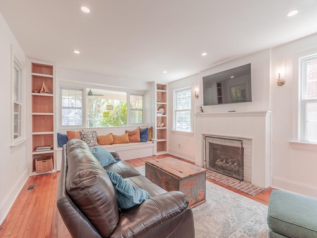 Tv, pejs, dvd-afspiller, bordfodbold