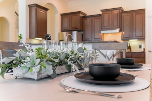 Dining - Bright 4 bdr w BIG backyard & Fire Pit! (Magnolia)