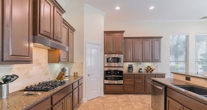 Bright 4 bdr w BIG backyard & Fire Pit!