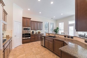 Private kitchen - Bright 4 bdr w BIG backyard & Fire Pit! (Magnolia)