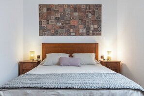 2 bedrooms, desk, iron/ironing board, WiFi