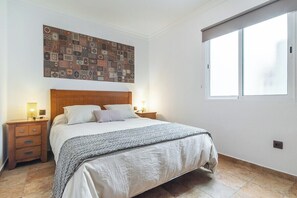 2 soverom, skrivebord, strykejern/-brett og wi-fi